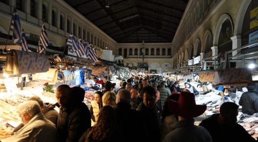 Από βραδίς με ουρές έξω από τη Βαρβάκειο για τα Σαρακοστιανά ΦΩΤΟ