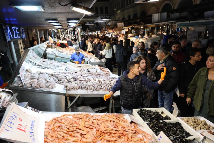 Από βραδίς με ουρές έξω από τη Βαρβάκειο για τα Σαρακοστιανά ΦΩΤΟ