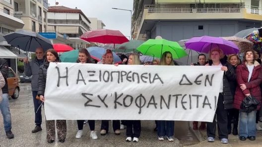 Κίνηση στήριξης εργαζόμενων στον επιχειρηματίας της «ΒΙΟΛΑΝΤΑ» έξω από τα δικαστήρια ΦΩΤΟ - ΒΙΝΤΕΟ