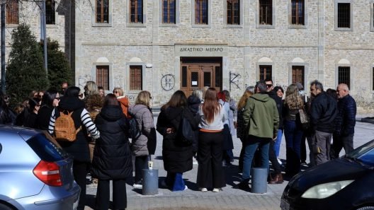 Έκρηξη στο εργοστάσιο «Βιολάντα»: Στον ανακριτή ο ιδιοκτήτης, συγκέντρωση συμπαράστασης έξω από τα δικαστήρια