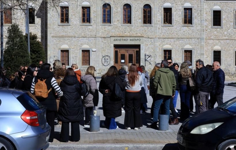 Έκρηξη στο εργοστάσιο «Βιολάντα»: Στον ανακριτή ο ιδιοκτήτης, συγκέντρωση συμπαράστασης έξω από τα δικαστήρια