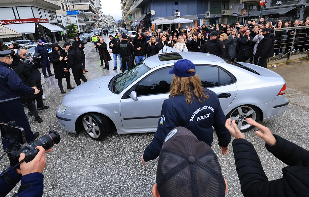 Κίνηση στήριξης εργαζόμενων στον επιχειρηματίας της «ΒΙΟΛΑΝΤΑ» έξω από τα δικαστήρια ΦΩΤΟ - ΒΙΝΤΕΟ