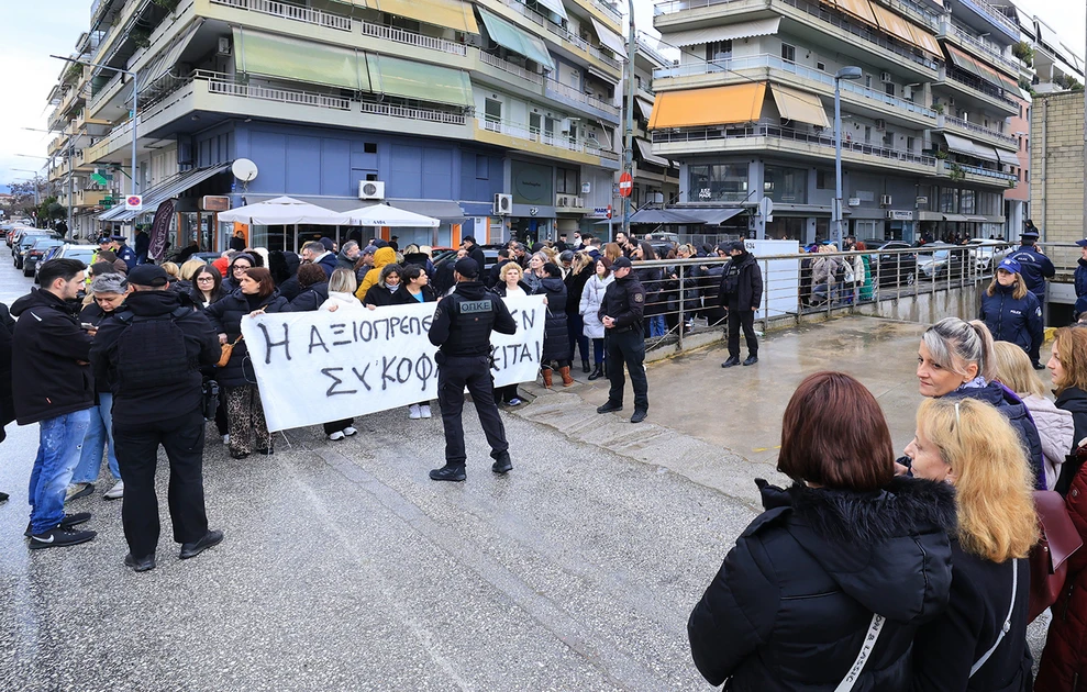 Κίνηση στήριξης εργαζόμενων στον επιχειρηματίας της «ΒΙΟΛΑΝΤΑ» έξω από τα δικαστήρια ΦΩΤΟ - ΒΙΝΤΕΟ