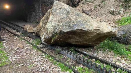 Αχαΐα: Νέα εμπόδια στον Οδοντωτό λόγω πτώσης επικίνδυνων βράχων ΦΩΤΟ