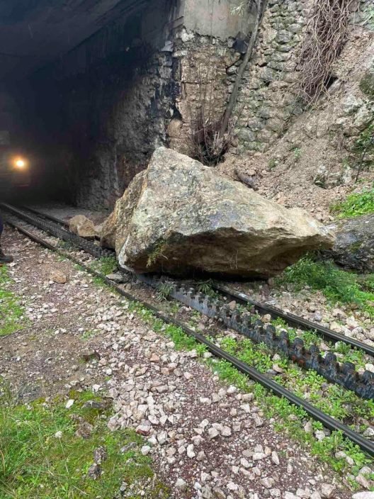 Αχαΐα: Νέα εμπόδια στον Οδοντωτό λόγω πτώσης επικίνδυνων βράχων ΦΩΤΟ