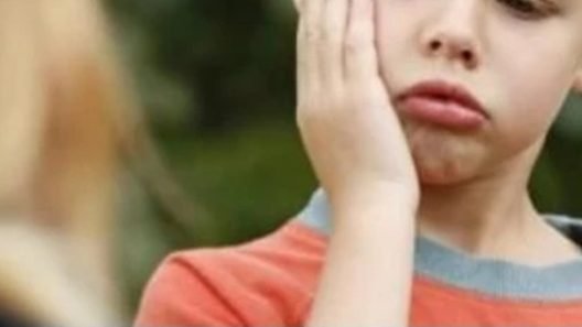 Πάτρα: Δασκάλα κατηγορείται για ξυλοδαρμό αυτιστικού μαθητή, τι κατήγγειλε η μητέρα