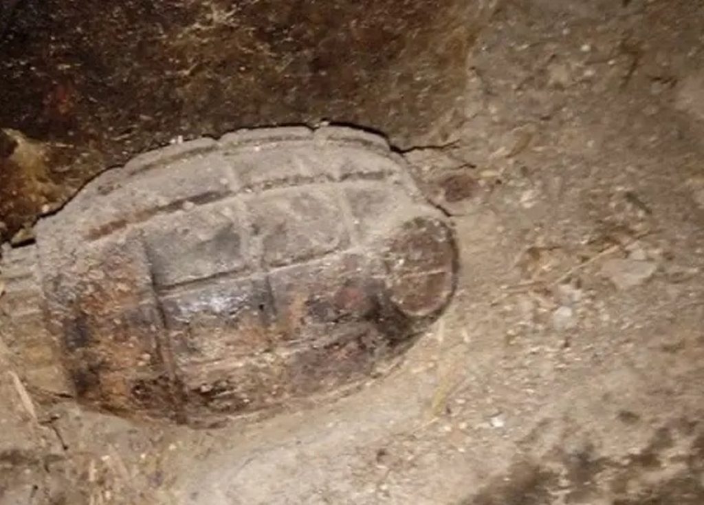 Αχαΐα: Βρήκε στην επιχείρηση του «ξεχασμένο» πιστόλι και χειροβομβίδα