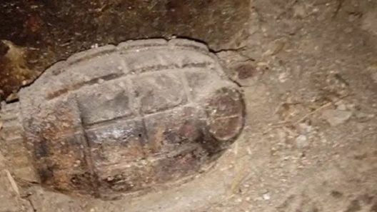 Αχαΐα: Βρήκε στην επιχείρηση του «ξεχασμένο» πιστόλι και χειροβομβίδα