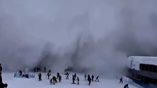 Σκιέρ τρέχουν να σωθούν από τη χιονοστιβάδα