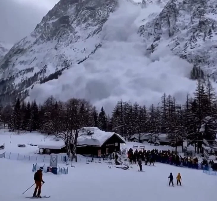 Η σαρωτική πορεία χιονοστιβάδας στην Ιταλία, όπου φύγει, φύγει σκιερ ΦΩΤΟ
