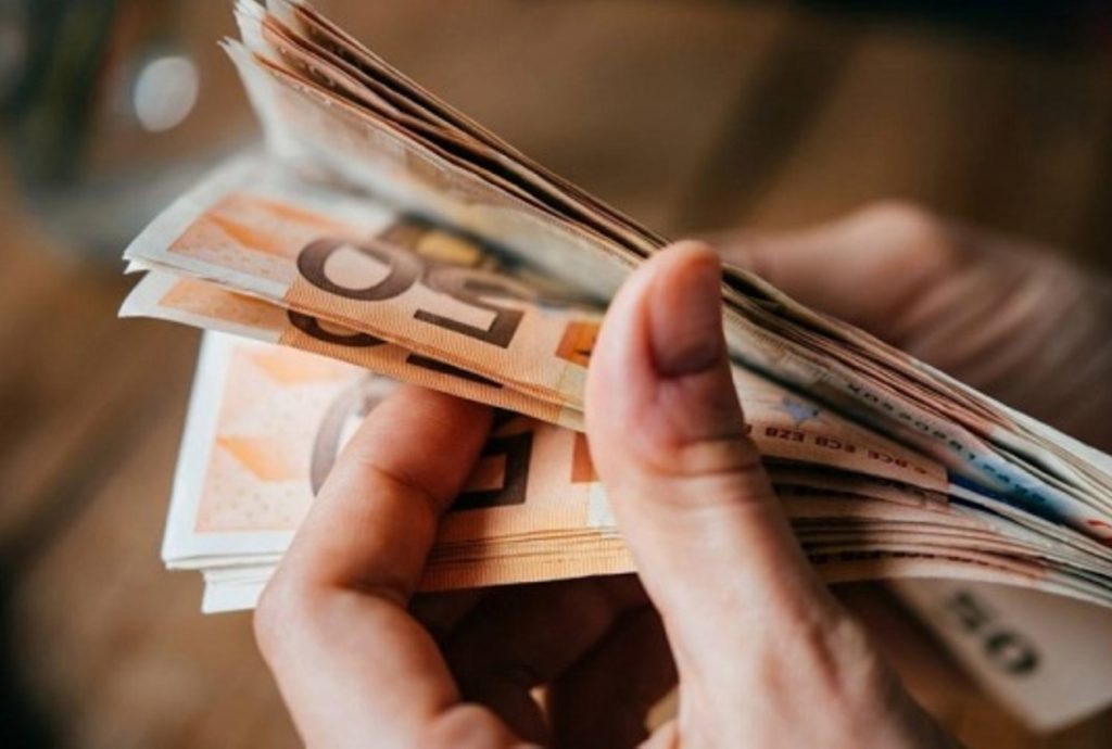 Αύξηση κατώτατου μισθού: Το καθαρό ποσό που κερδίζουν οι εργαζόμενοι έως 30 ετών