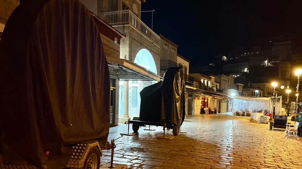 «Εφέ» ανέμων και καταιγίδας στην ταινία του Μπραντ Πιτ στην Ύδρα ΒΙΝΤΕΟ