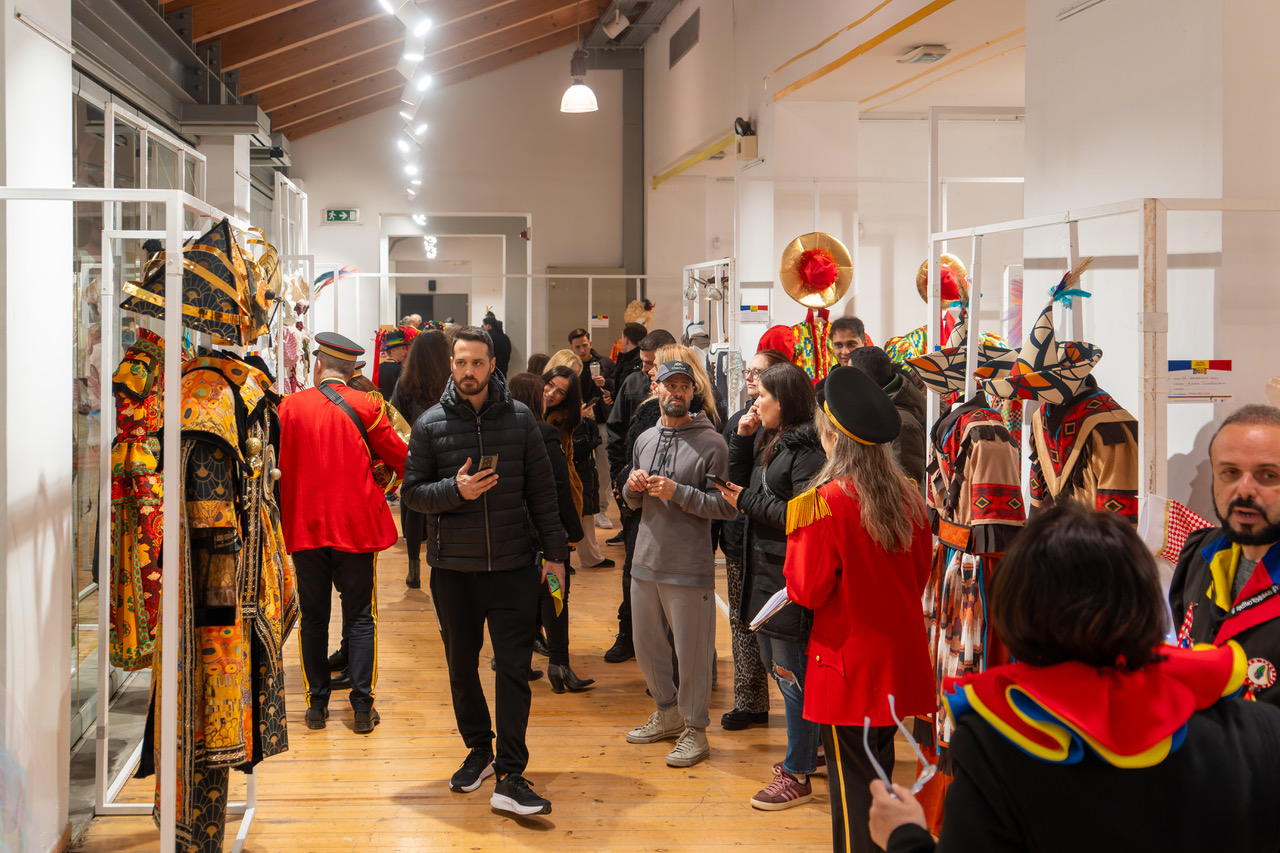 Η έκθεση στολών Πληρωμάτων του φετινού Πατρινού Καρναβαλιού ΦΩΤΟ