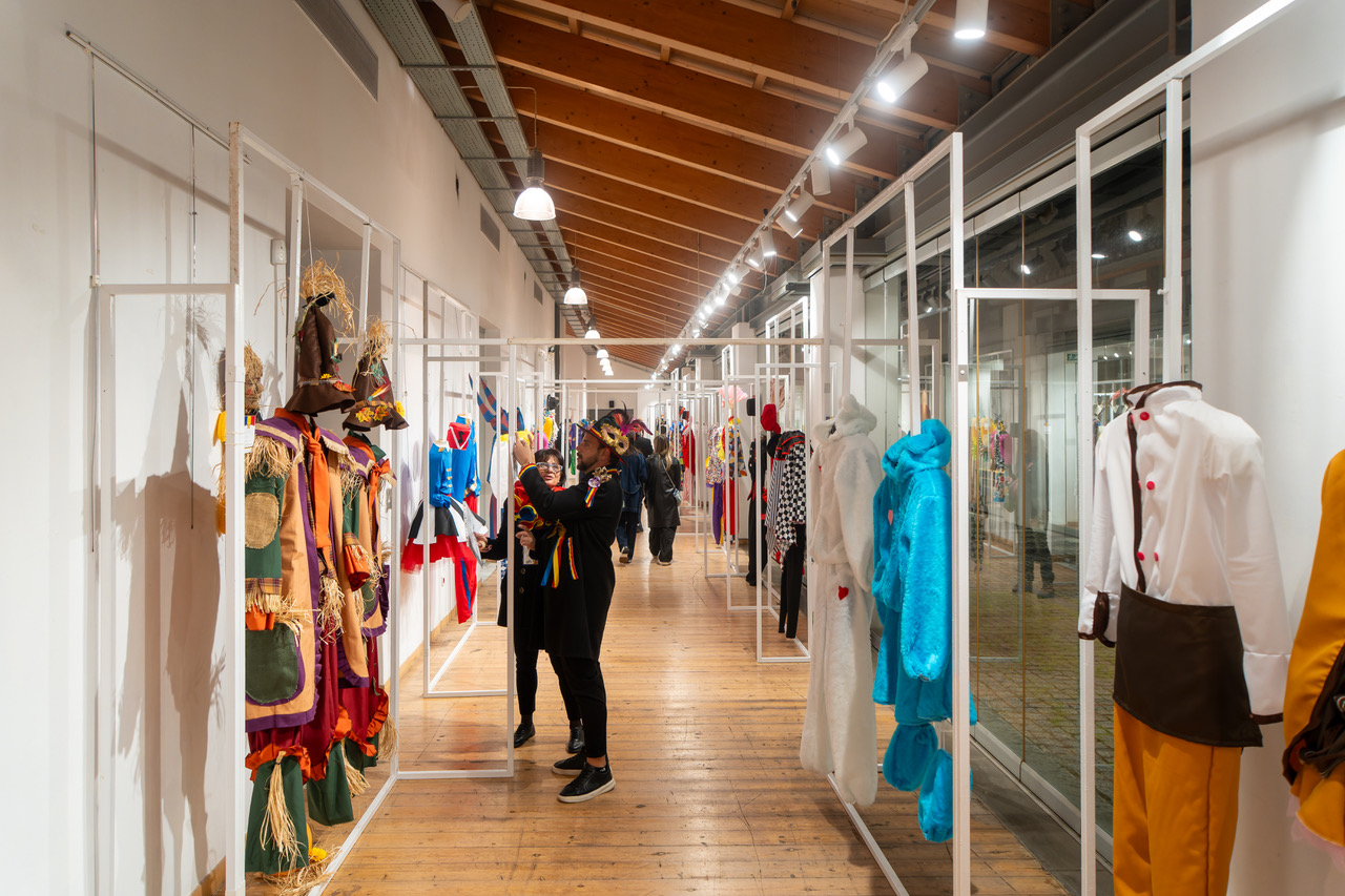 Η έκθεση στολών Πληρωμάτων του φετινού Πατρινού Καρναβαλιού ΦΩΤΟ