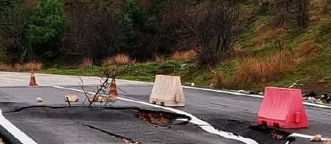 Καλάβρυτα: Καθίζηση στο οδόστρωμα προς Δουμενά ΦΩΤΟ