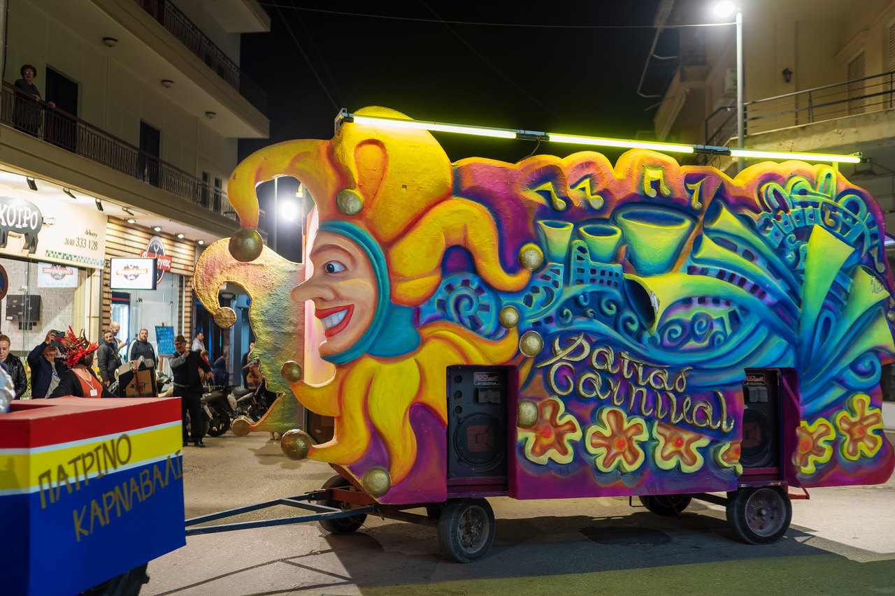 Τελάλισσα, μουσικό άρμα και σοκολάτες από την «Μέριμνας» Πάτρας ΦΩΤΟ