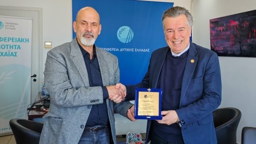 Τιμητική πλακέτα στον καθηγητή Στ. Ταραβήρα από Χ. Μπονάνο