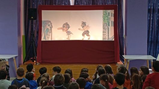 «Ο Καραγκιόζης και ο Καρνάβαλος Διόνυσος» πήγαν σε Δημοτικά σχολεία