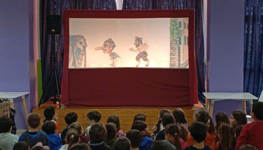 «Ο Καραγκιόζης και ο Καρνάβαλος Διόνυσος» πήγαν σε Δημοτικά σχολεία 26 «Ο Καραγκιόζης και ο Καρνάβαλος Διόνυσος» πήγαν σε Δημοτικά σχολεία