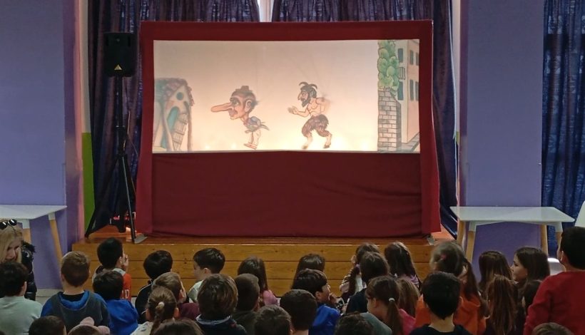 «Ο Καραγκιόζης και ο Καρνάβαλος Διόνυσος» πήγαν σε Δημοτικά σχολεία