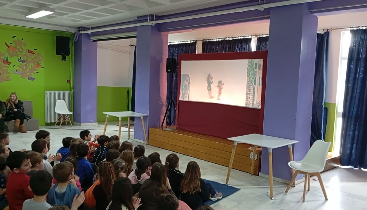 «Ο Καραγκιόζης και ο Καρνάβαλος Διόνυσος» πήγαν σε Δημοτικά σχολεία