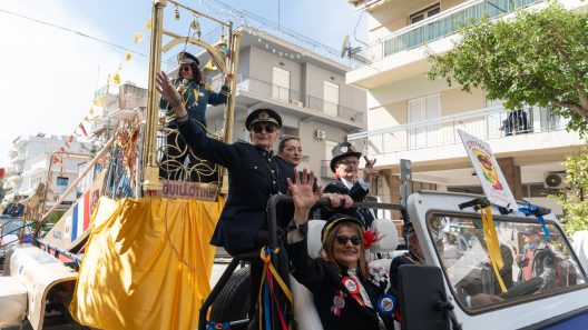 Πάτρα: Σάββατο μεσημέρι το Καρναβάλι έκανε πάταγο! ΦΩΤΟ