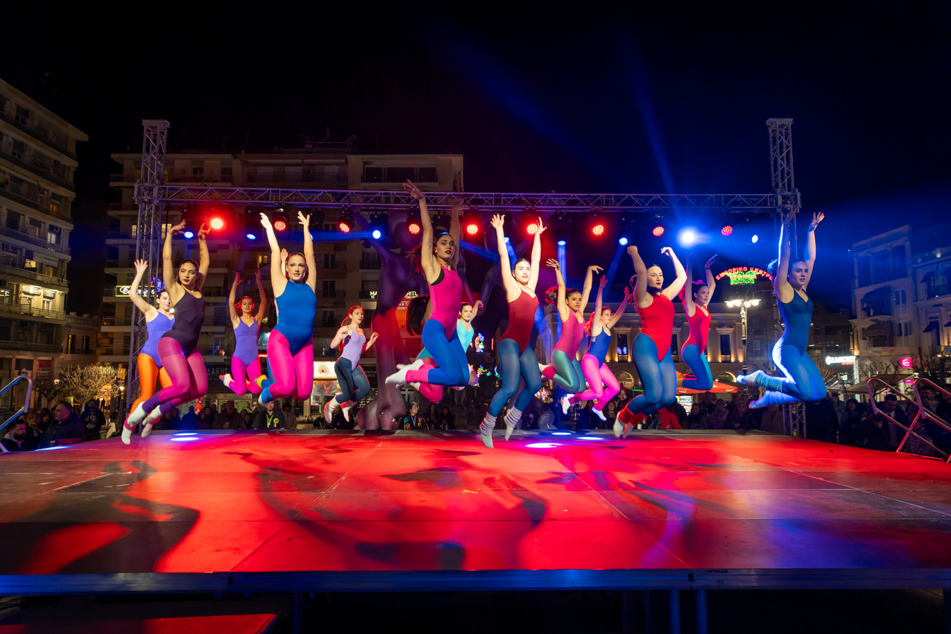 Πάτρα: Yπερθέαμα από τις Σχολές Χορού στην Καρναβαλική πλατεία Γεωργίου ΦΩΤΟ