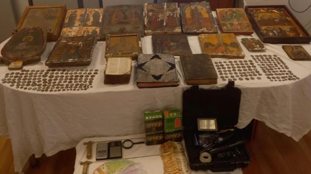 ΑΠΟΚΑΛΥΠΤΙΚΟ-Αχαΐα: Υπό ηλεκτρονική παρακολούθηση το Μέγα Σπήλαιο - Η αρχαιοκαπηλία και η σύλληψη Μοναχών - Ο Μητροπολίτης στο Patrapress.gr 25 ΑΠΟΚΑΛΥΠΤΙΚΟ-Αχαΐα: Υπό ηλεκτρονική παρακολούθηση το Μέγα Σπήλαιο - Η αρχαιοκαπηλία και η σύλληψη Μοναχών - Ο Μητροπολίτης στο Patrapress.gr