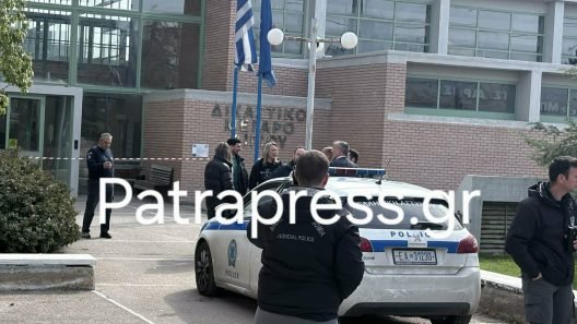 Αίγιο: Τηλεφώνημα για βόμβα στα Δικαστήρια - Εκκενώθηκε το κτίριο ΦΩΤΟ - ΝΕΟΤΕΡΗ ΕΝΗΜΕΡΩΣΗ