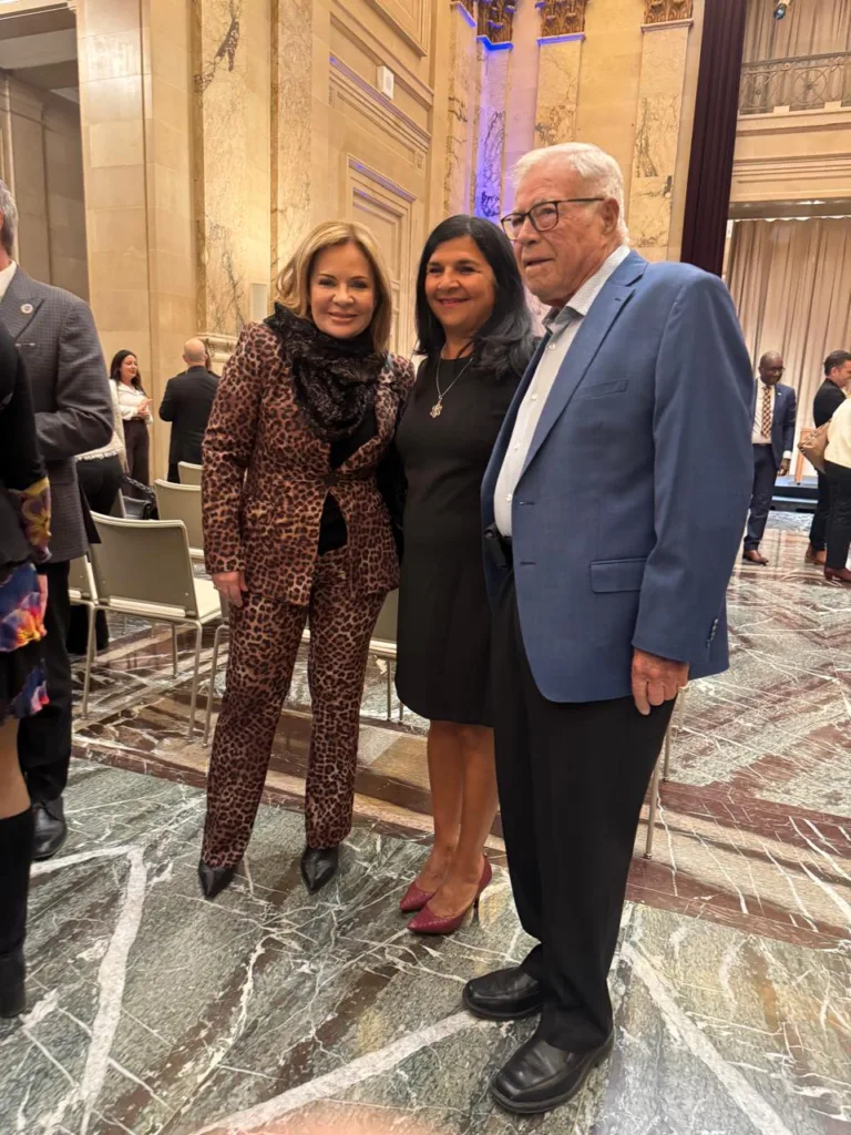 Στο Μόντρεαλ με ομογενείς η Χριστίνα Σταρακά για την 25η Μαρτίου ΦΩΤΟ