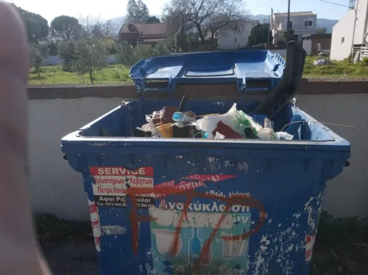 Αχαΐα: Εθελοντές πήγαν να καθαρίσουν παραλία και ο κάδος ήταν...1 χλμ μακρυά ΦΩΤΟ