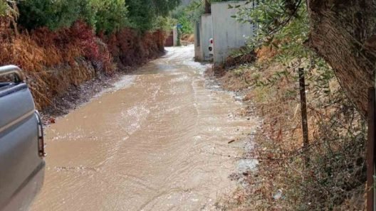 Πάτρα: Νηπιαγωγείο...«τούνελ», για μάθημα μέσα από λάσπες και «ποτάμια»!