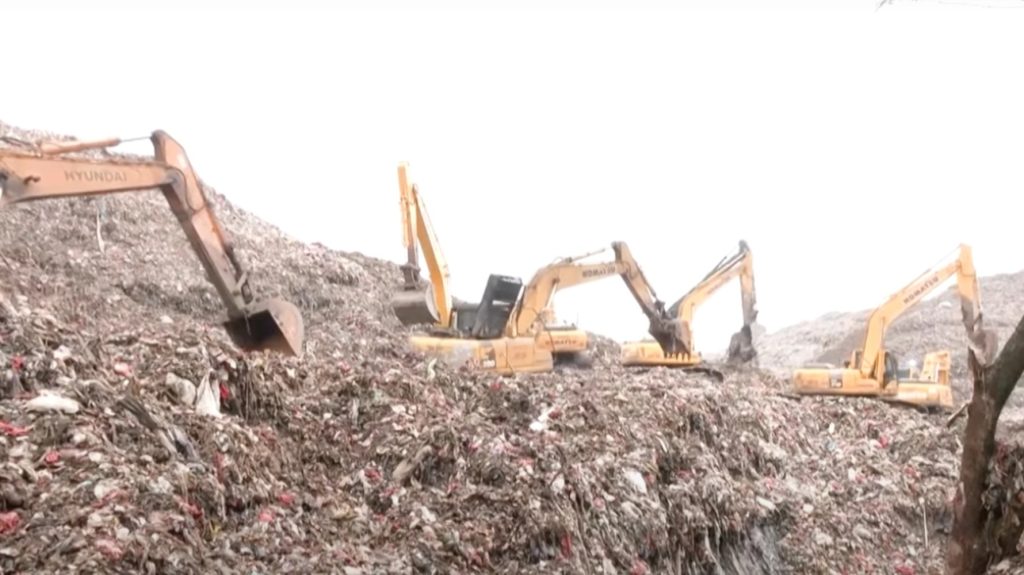 Ινδονησία: Στους 7 οι νεκροί μετά την κατάρρευση χωματερής