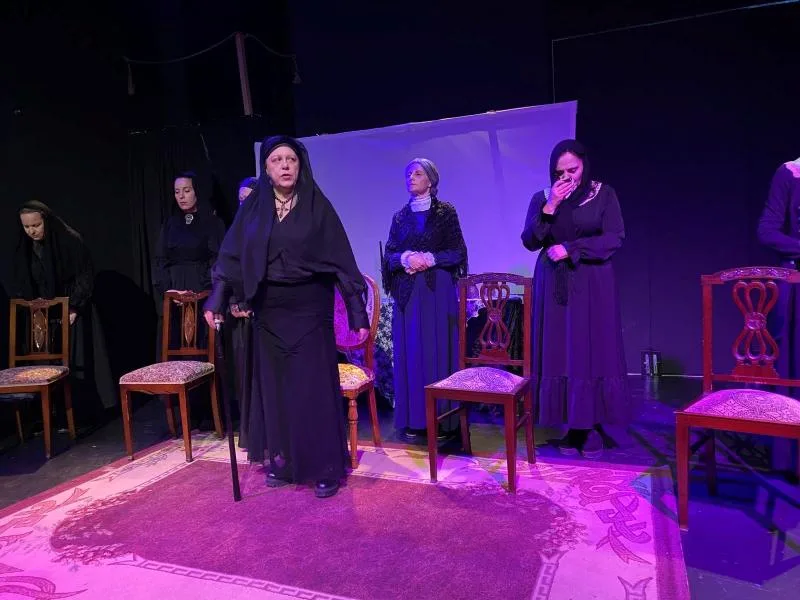 Η θεατρική παράσταση «Το σπίτι της Μπαρνάντα Άλπμα» από τον ΟΤΕ Πάτρας ΦΩΤΟ