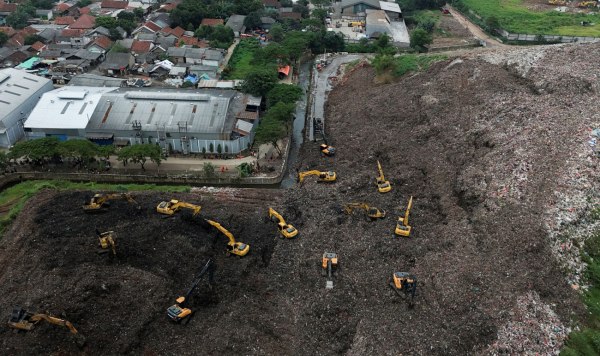 Ινδονησία: Πολλοί νεκροί από κατάρρευση χωματερής ΦΩΤΟ