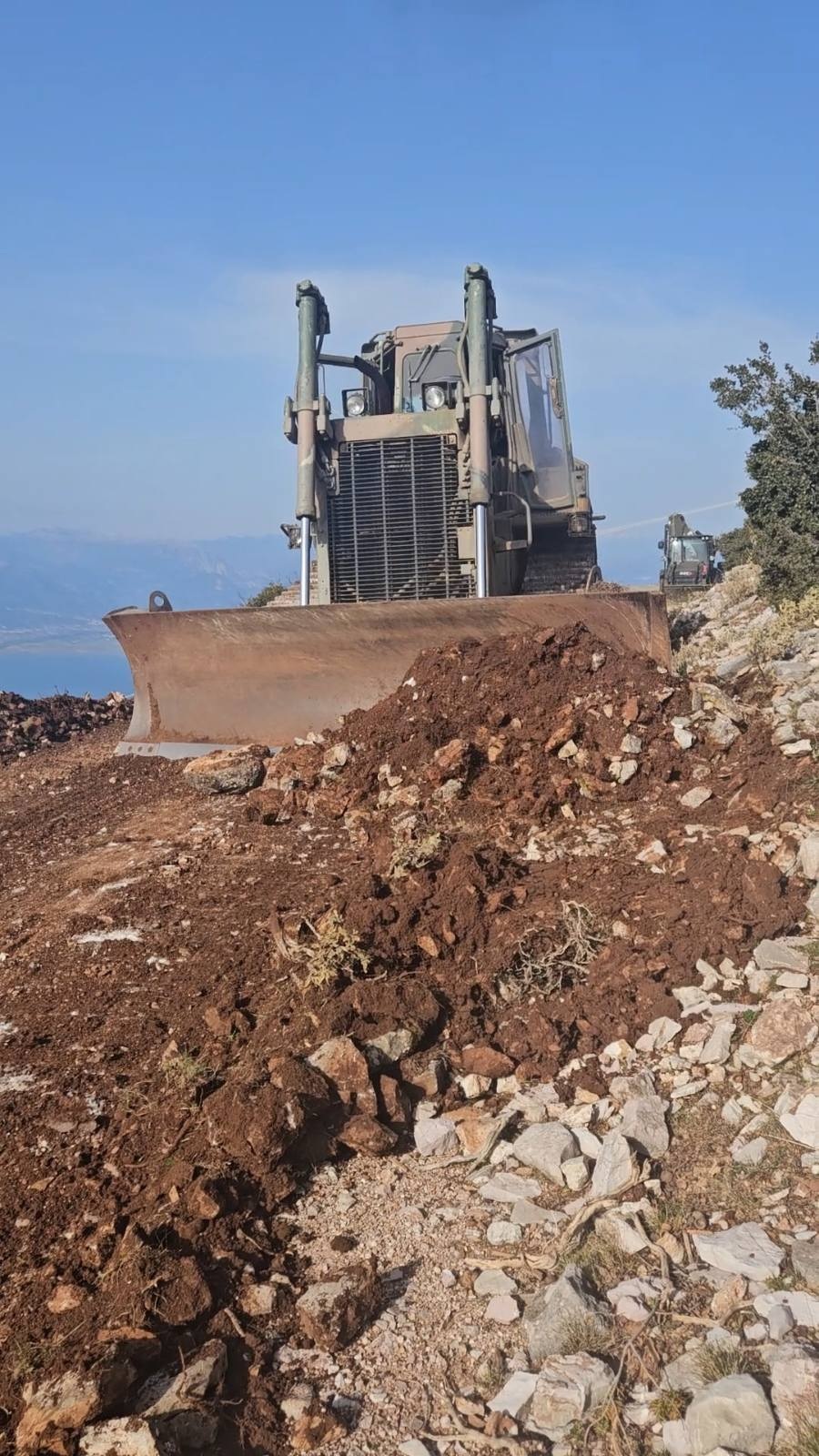 Αχαΐα: Kαθαρισμοί δασικών δρόμων από Πολιτική Προστασία και Στρατό ΦΩΤΟ