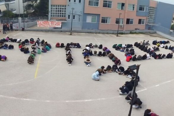 Επιγραφή σε σχολείο της Πάτρας για την θλιβερή επέτειο των Τεμπών ΦΩΤΟ