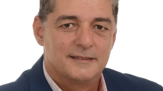 «Υπουργός να τρώει κρακεράκια στη Βουλή;»