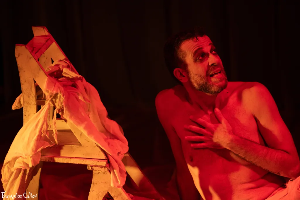 Τελευταίες παραστάσεις για τον «Κοιμώμενο Χαλεπά» στο «Επίκεντρο» ΦΩΤΟ