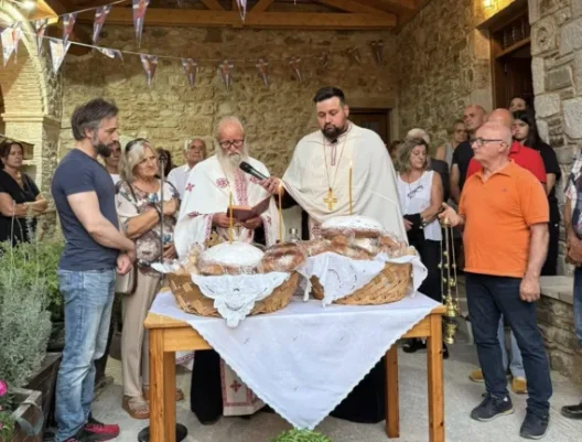 Κανονικά η Θεία Λειτουργία της Κυριακής στην Μονή Μακελλαριάς, στα Καλάβρυτα