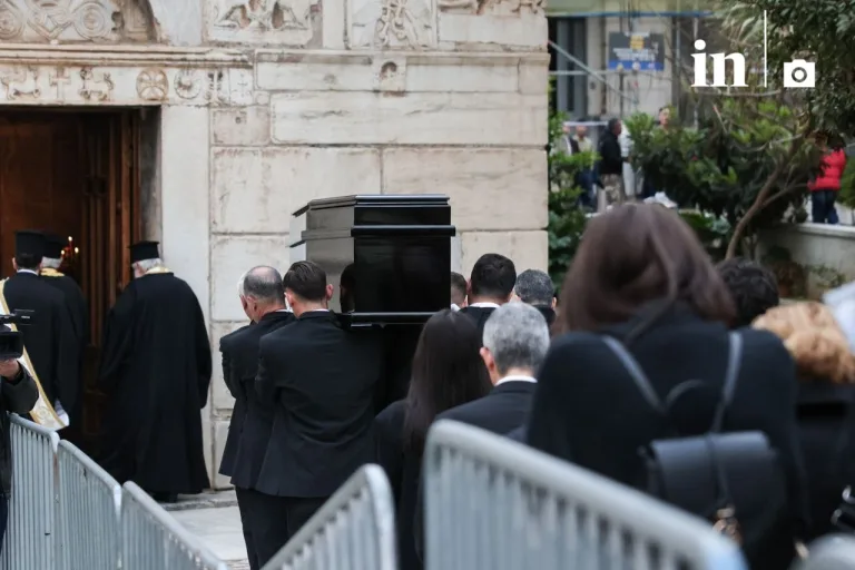 Η Ελλάδα αποχαιρετά την Μαρινέλλα - Πλήθος κόσμου για το λαϊκό προσκύνημα ΒΙΝΤΕΟ-ΦΩΤΟ 39 Η Ελλάδα αποχαιρετά την Μαρινέλλα - Πλήθος κόσμου για το λαϊκό προσκύνημα ΒΙΝΤΕΟ-ΦΩΤΟ