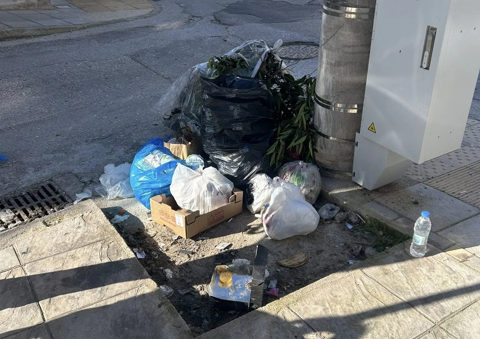 Πάτρα: Μετακινούν κάδους σκουπιδιών...on camera ΦΩΤΟ 4 Πάτρα: Μετακινούν κάδους σκουπιδιών...on camera ΦΩΤΟ