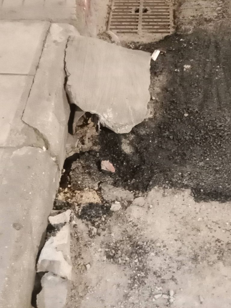 Πάτρα: Η ΔΕΥΑΠ έφτιαξε βλάβη και...άφησε λούκι στον αέρα! ΦΩΤΟ