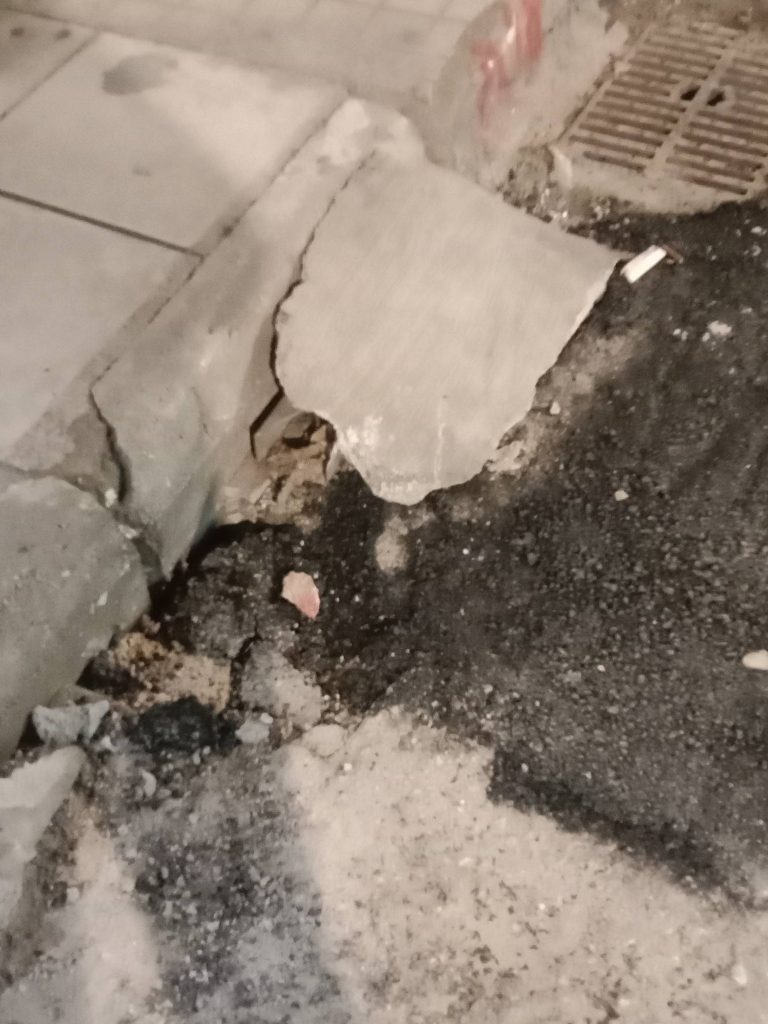 Πάτρα: Η ΔΕΥΑΠ έφτιαξε βλάβη και...άφησε λούκι στον αέρα! ΦΩΤΟ