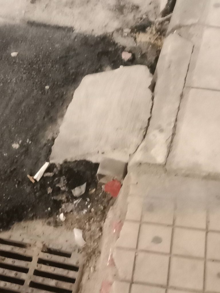 Πάτρα: Η ΔΕΥΑΠ έφτιαξε βλάβη και...άφησε λούκι στον αέρα! ΦΩΤΟ
