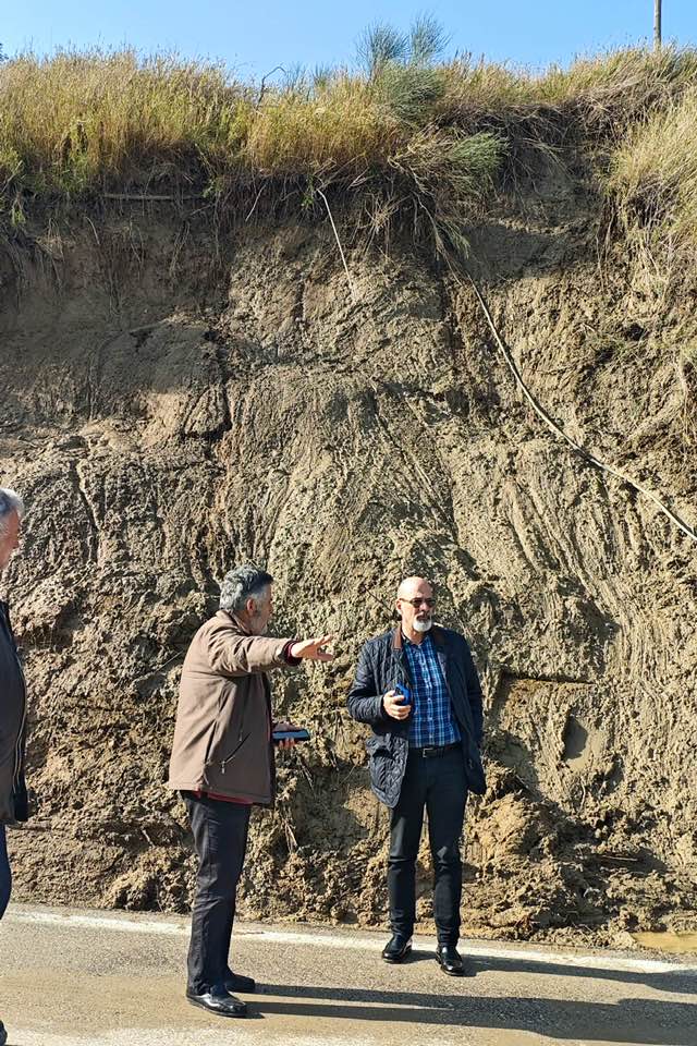 Ανω Καστρίτσι: Κατολίσθηση σε δρόμο κινητοποίησε τις Αρχές ΦΩΤΟ