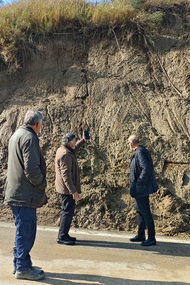 Ανω Καστρίτσι: Κατολίσθηση σε δρόμο κινητοποίησε τις Αρχές ΦΩΤΟ