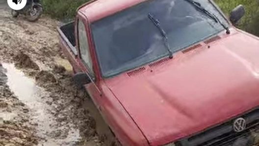 Δυτική Αχαΐα: «Κρανίου τόπος» oι αγροτόδρομοι - Οχήματα «βουλιάζουν» στις λάσπες ΦΩΤΟ