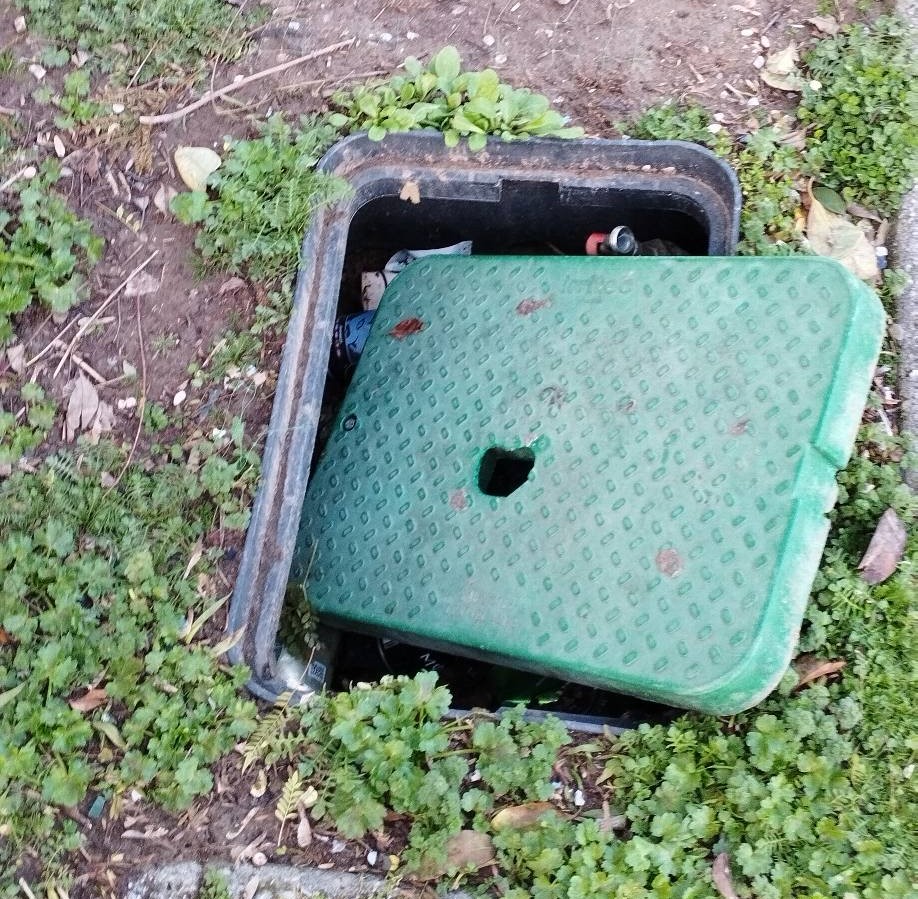 Πάτρα: Καπάκι κάδου απορριμμάτων σκέτη «παγίδα» σε Πλατεία ΦΩΤΟ