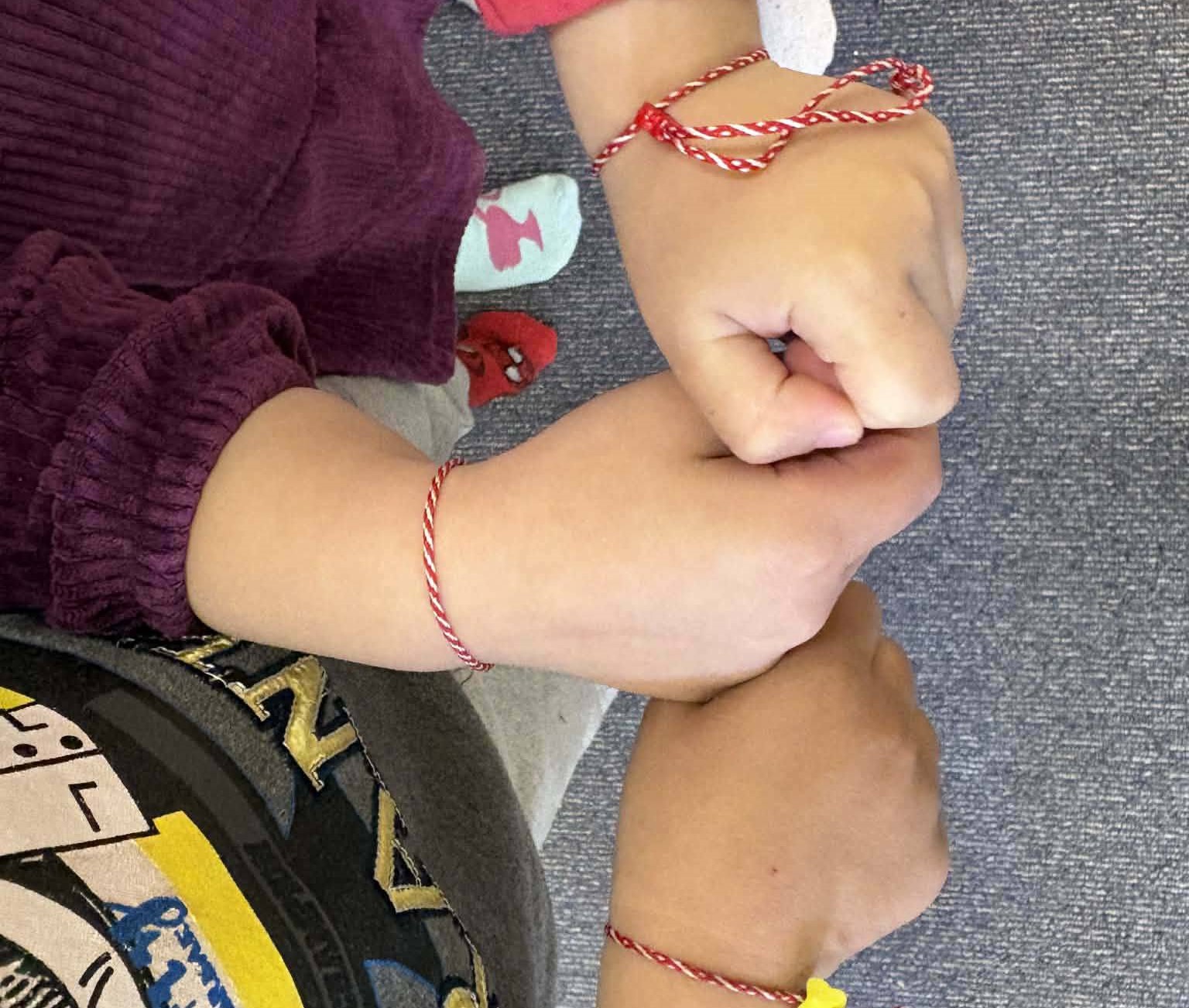 Οι γονείς του 3ου Δημοτικού – 4ου Νηπιαγωγείου Αιγίου,  μοίρασαν Μαρτάκια για τον ήλιο! ΦΩΤΟ